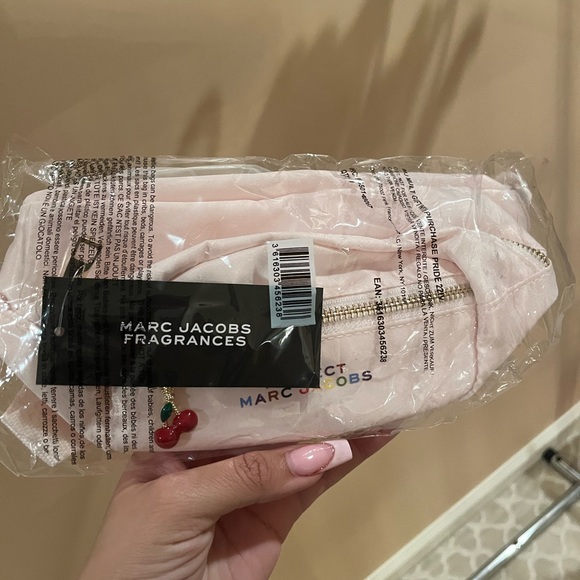 Marc Jacobs Handbags - Marc Jacobs fragrance belt bag